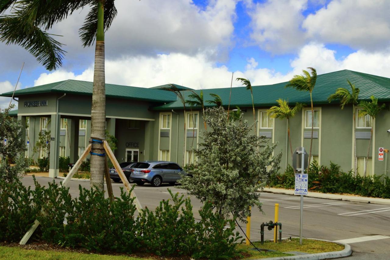 Pioneer Inn Royal Palm Beach Esterno foto